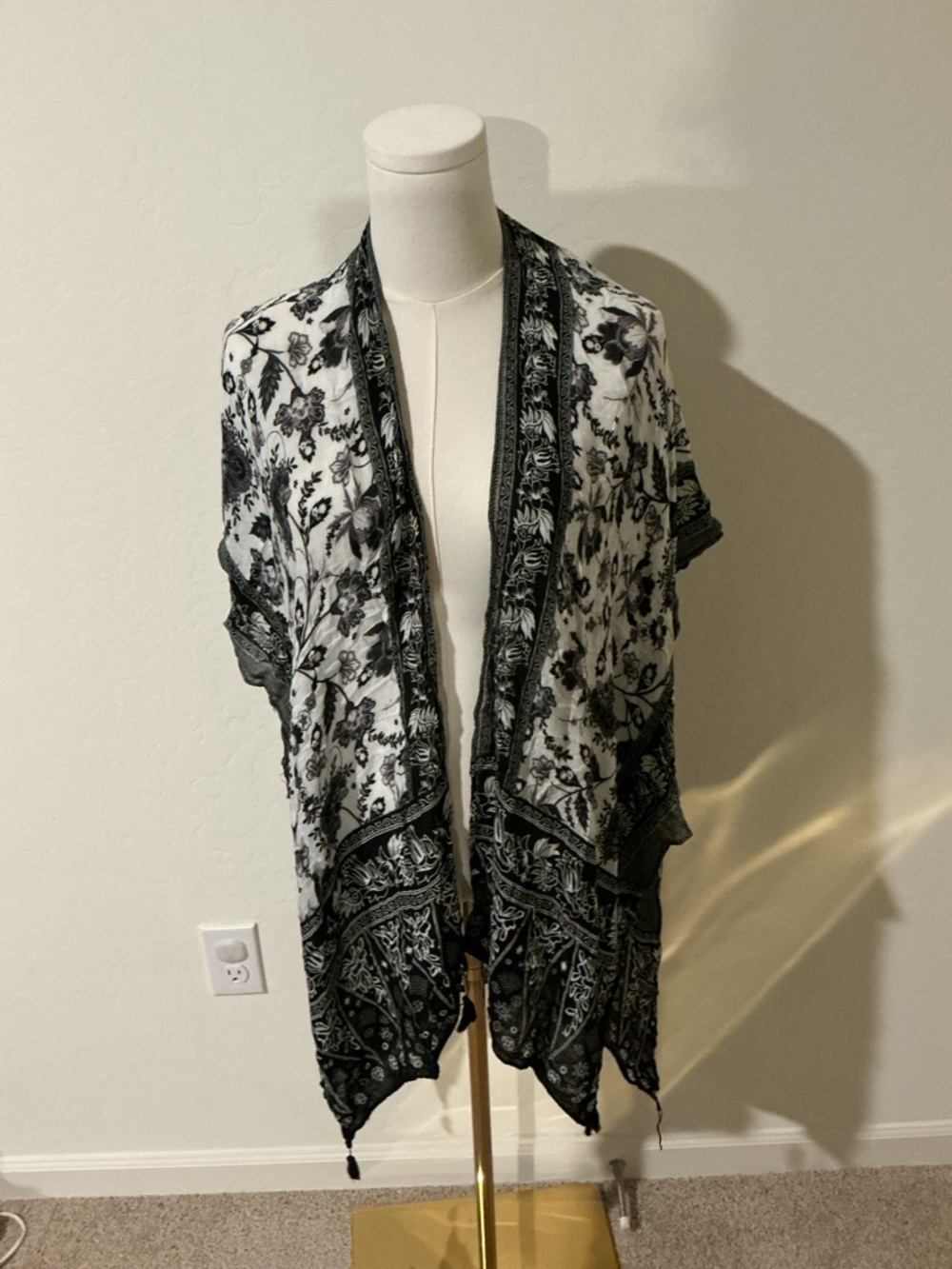 Lucky Brand Black and white floral kimono